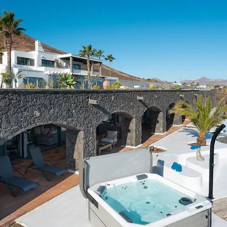 Villa Costa Roja Con Vistas Al Mar, Piscinas, Jacuzzi, Mini Golf Y Padel En Montana Roja Playa Blanca (Lanzarote)