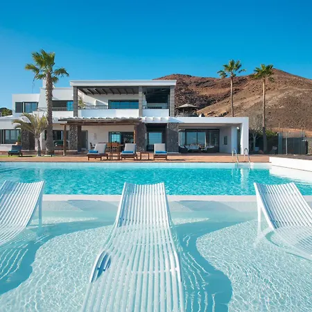 Villa Costa Roja Con Vistas Al Mar, Piscinas, Jacuzzi, Mini Golf Y Padel En Montana Roja Playa Blanca (Lanzarote)