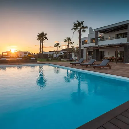 Costa Roja Con Vistas Al Mar, Piscinas, Jacuzzi, Mini Golf Y Padel En Montana Roja Villa Playa Blanca (Lanzarote)