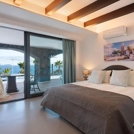 Villa Costa Roja Con Vistas Al Mar, Piscinas, Jacuzzi, Mini Golf Y Padel En Montana Roja Playa Blanca (Lanzarote)